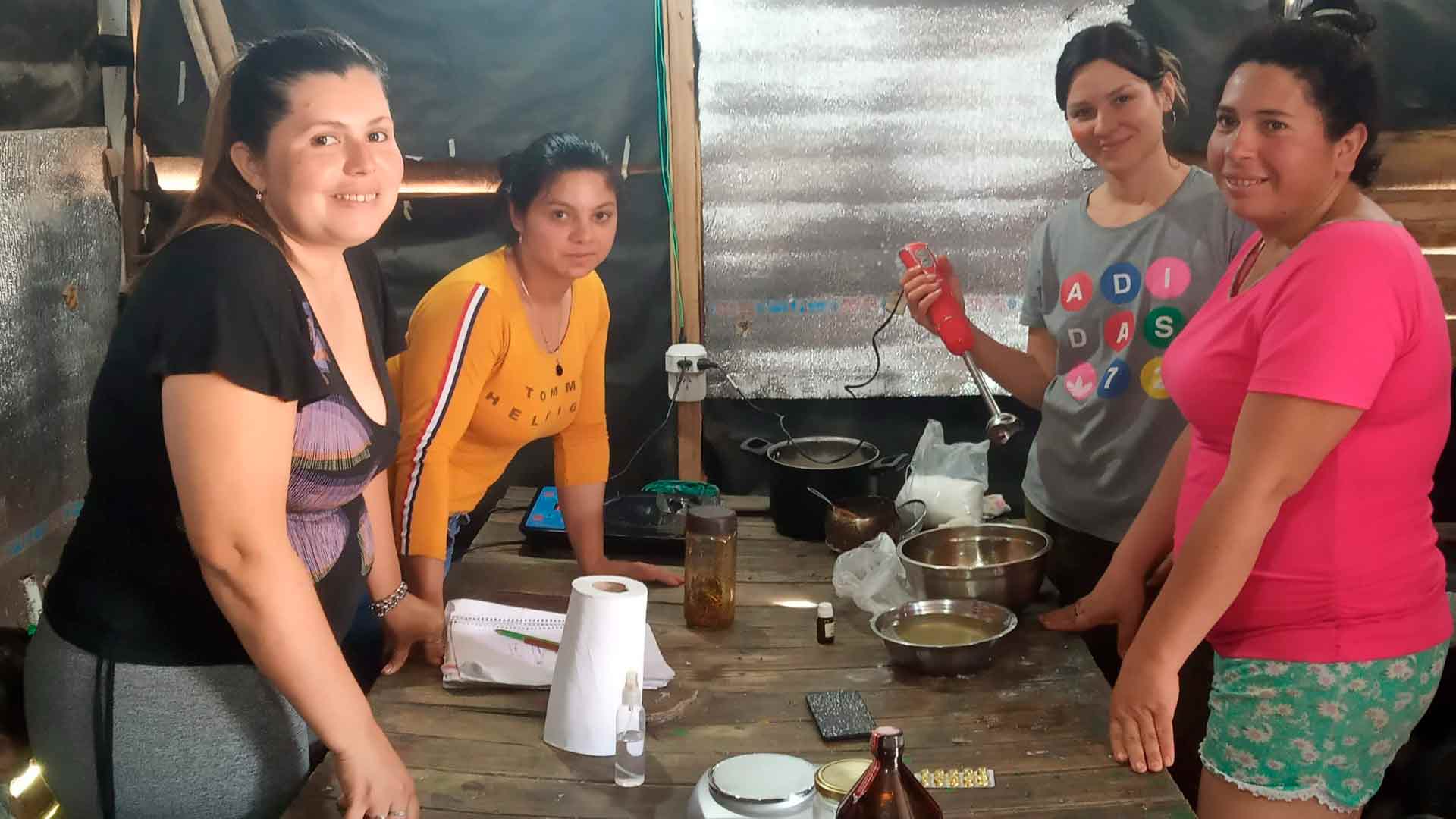 Producción de protectores solares previa al 34° Encuentro de Mujeres, huerta comunitaria Expropiemos